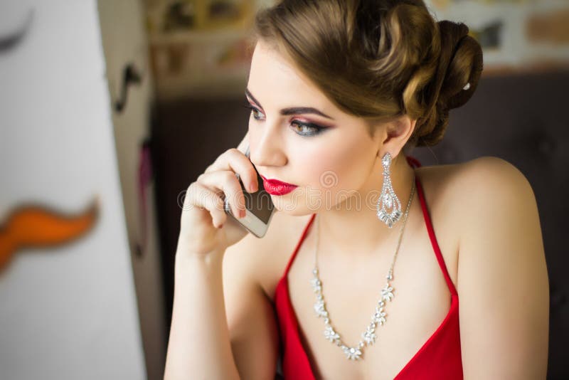 Imagen retra Muchacha con maquillaje hermoso del ojo y labios rojos fotografía de archivo libre de regalías Imagen retra Muchacha con maquillaje hermoso del ojo y labios rojos fotografía de archivo libre de regalías