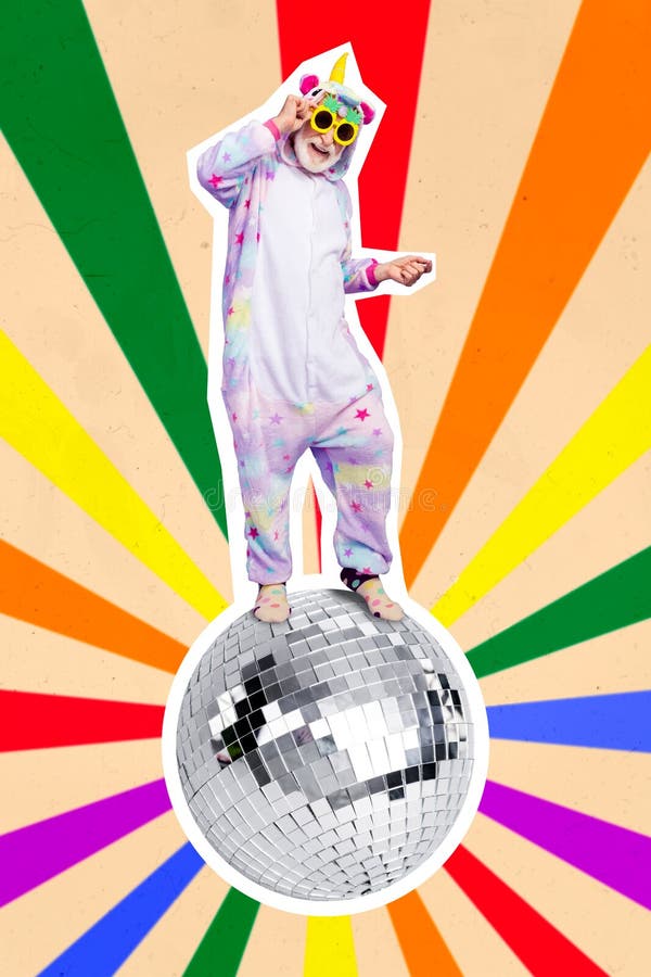 Imagen vertical creativa de collage de un niño jubilado positivo funky usando pajama de unicornio bailando en general bola disco imagenes de archivo