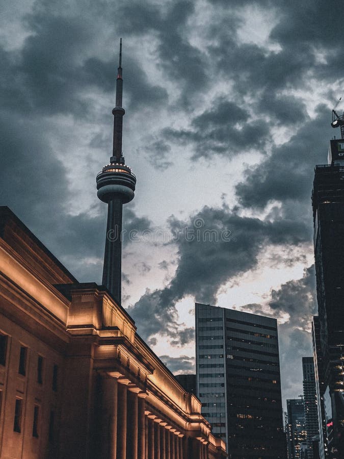 Imagen vertical de bajo ángulo de la torre cn al atardecer en toronto canadá fotografía de archivo libre de regalías