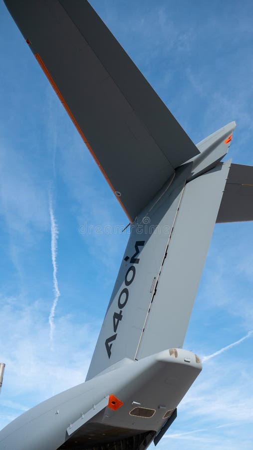 Imagen vertical de ángulo bajo de una cola de plano a400m bajo un cielo azul imagen de archivo