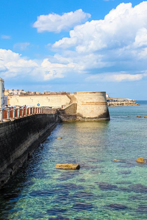 Imagen vertical del mar claro y costa próxima de la ciudad de Syracuse siciliana, Italia Tomado cerca del centro histórico en Ort fotos de archivo Imagen vertical del mar claro y costa próxima de la ciudad de Syracuse siciliana, Italia Tomado cerca del centro histórico en Ort fotos de archivo