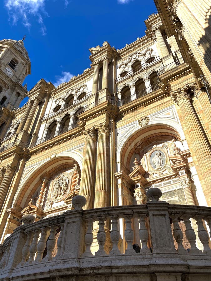 Imagen vertical en ángulo bajo de la catedral de malaga capturada en un día soleado imagen de archivo libre de regalías
