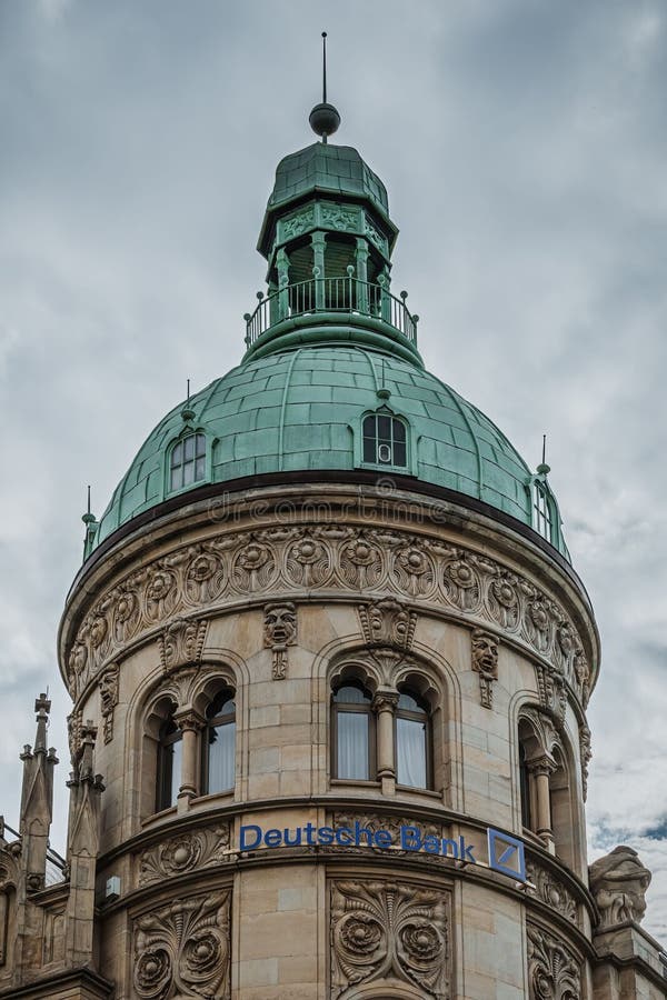 Imagen vertical en ángulo bajo de la parte superior de un banco de la Deutsche en alemania del hanover foto de archivo libre de regalías
