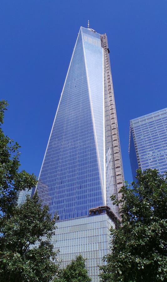 Imagen vertical en ángulo bajo del monumento y museo 911 bajo la luz del sol y un cielo azul en nueva york imagen de archivo libre de regalías