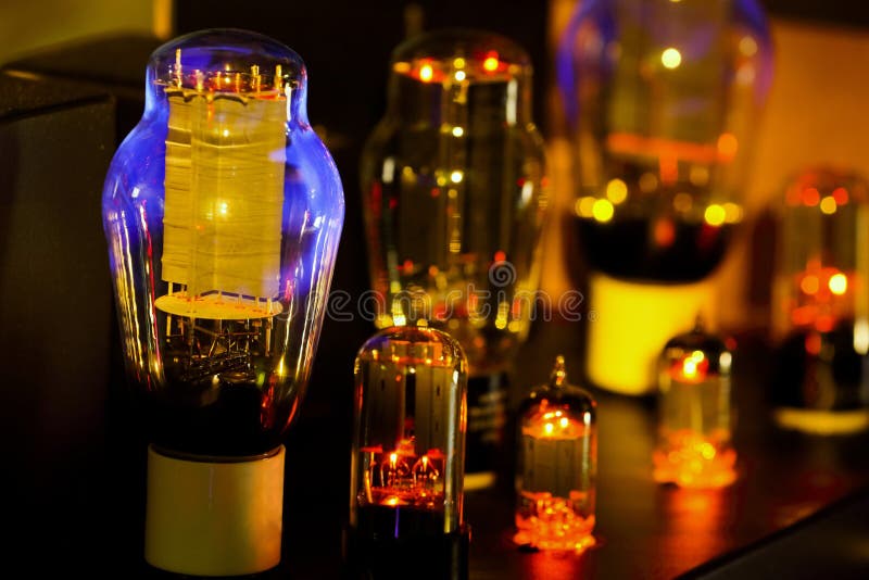 Imagens da noite olá! do ele antiquado do amplificador dos tubos de vácuo do fi imagem de stock Imagens da noite olá! do ele antiquado do amplificador dos tubos de vácuo do fi imagem de stock