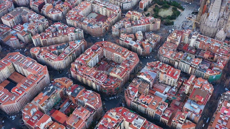 Imagens de v?deo da vista a?rea de distritos da resid?ncia na cidade europeia Distrito de Eixample Barcelona, Spain