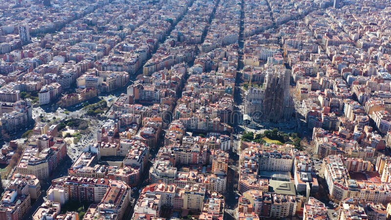 Imagens de v?deo da vista a?rea de distritos da resid?ncia na cidade europeia Distrito de Eixample Barcelona, Spain Sagrada Famil