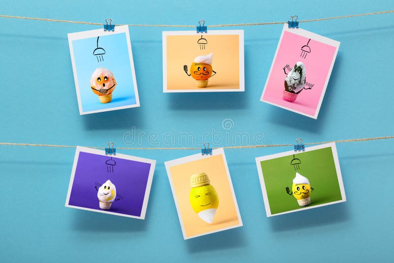 Images avec les fruits de lavage drôles accrochant dans un fil de toile sur des agrafes de papeterie sur un fond coloré, concept image stock Images avec les fruits de lavage drôles accrochant dans un fil de toile sur des agrafes de papeterie sur un fond coloré, concept image stock