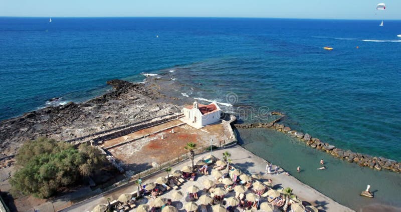 Images aériennes d'une petite église sur la côte de Crète Grèce Europe clips vidéos