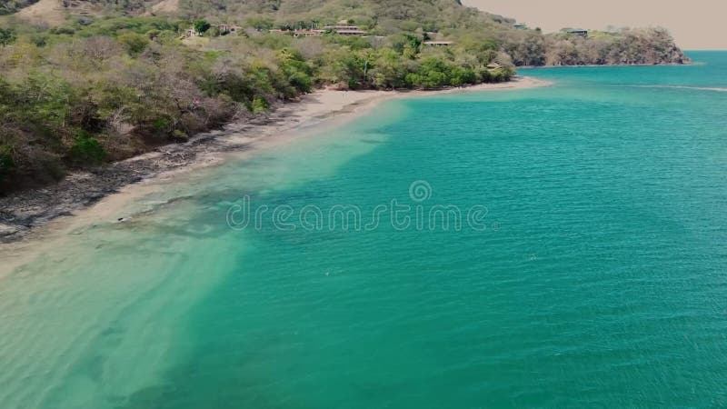 Images aériennes de la côte de la baie de Bahia Culebra clips vidéos