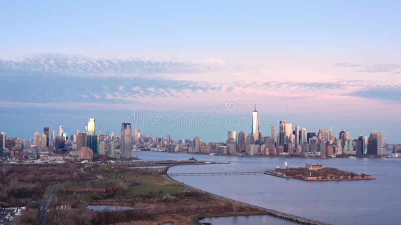 Images aériennes des skylines de New York et de Jersey City clips vidéos