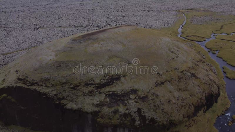 Images brutes de drone survolant une grande montagne en islande banque de vidéos