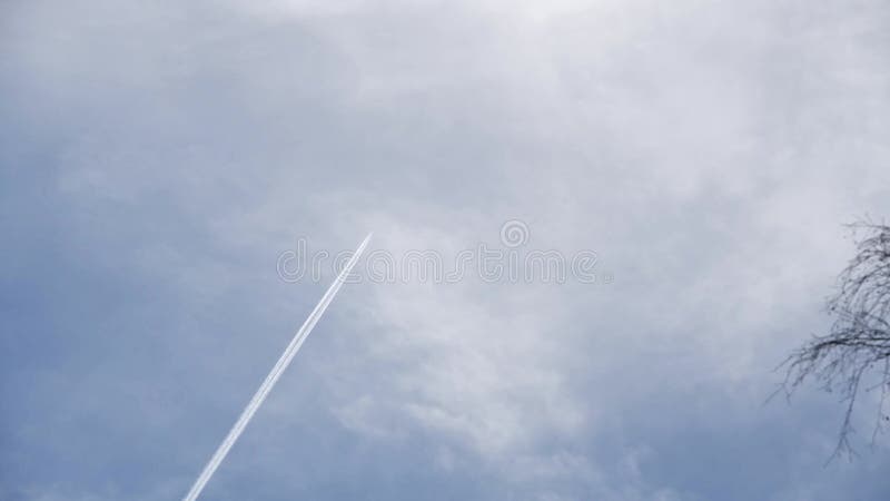 Images d'un avion dans le ciel avec des contrails et des nuages contre un ciel bleu en été en bavarie allemagne clips vidéos