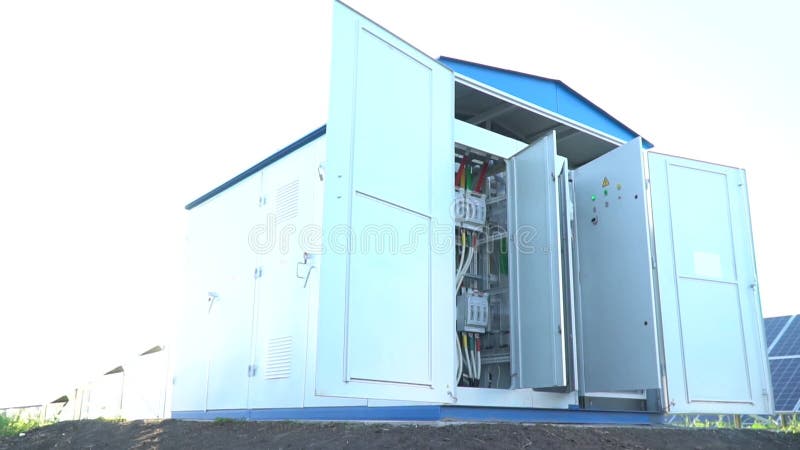 Images d'un grand transformateur avec panneau de commande à une centrale solaire clips vidéos