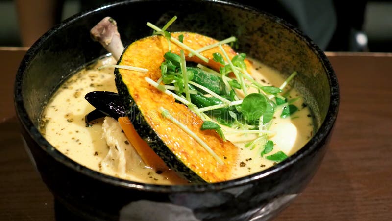 Images en gros plan de cari de soupe avec le poulet photographie stock libre de droits Images en gros plan de cari de soupe avec le poulet photographie stock libre de droits