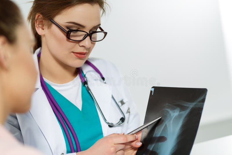 Imagine cu raze X și doctor royalty free stock image
