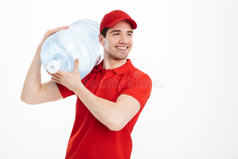 Imagine a curieratului de livrare a conținutului în tricou roșu și capac care transportă sticle de apă dulce până la răcitorul de stock photo