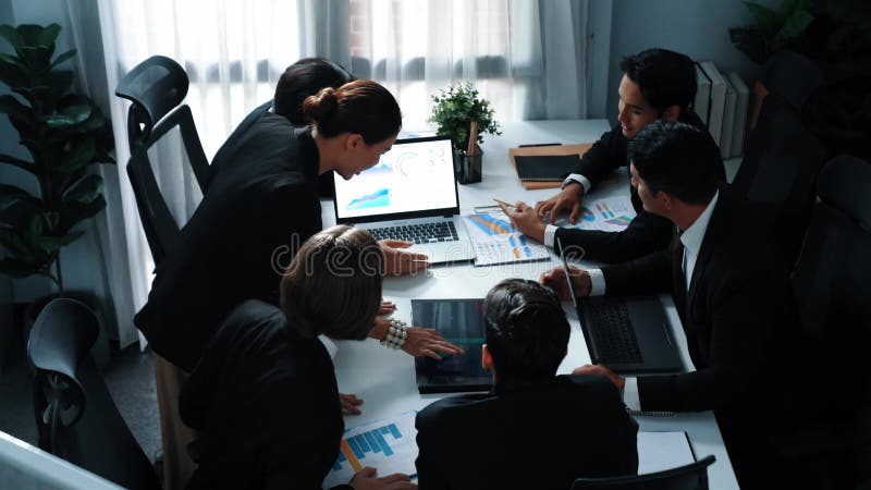 Imagine de ansamblu a datelor de investiții pentru analiza analitică calificată la întâlnire. Direcție. stock video footage