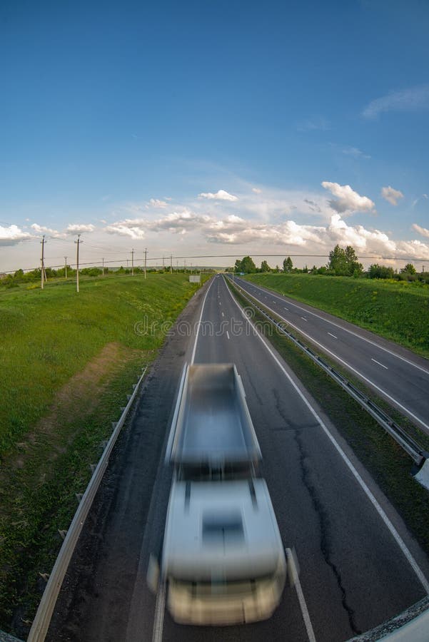 Imagine de neclaritate a unei mașini care se deplasează de-a lungul autostrăzii.