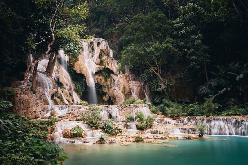 Imagine lungă a cascadei kuang și kuang în luang prabang laos. Un foc lung de expunere la cascada kuang si in luang prabang laos