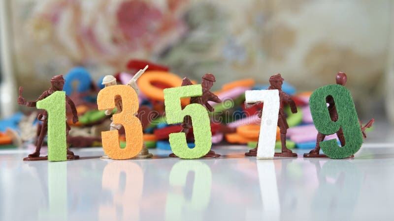 Imagine a numerelor impare cu soldatul jucărie pe fundal stock image
