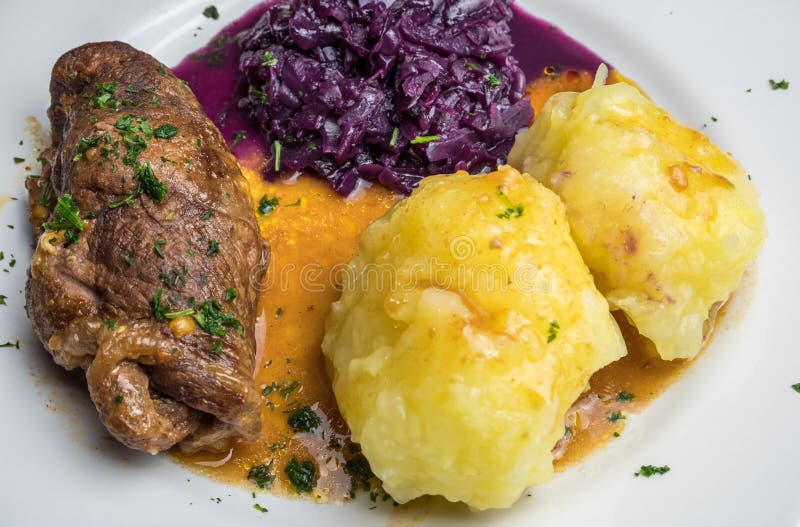 Imaginea alimentară germană a ruladei cărnii de vită stock photos