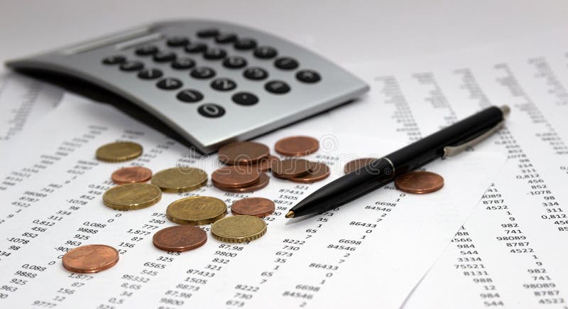 Imaginea financiară contabilă o pluralitate de numere pe monede de hârtie și de calculator. royalty free stock images
