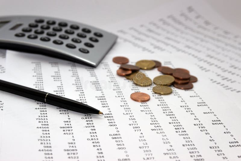Imaginea financiară contabilă o pluralitate de numere pe monede de hârtie și de calculator. royalty free stock image