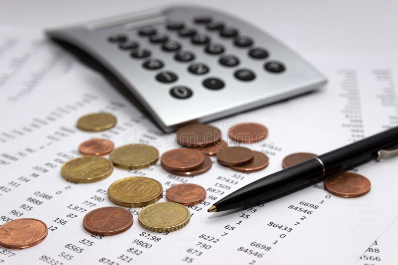Imaginea financiară contabilă o pluralitate de numere pe monede de hârtie și de calculator. royalty free stock photo