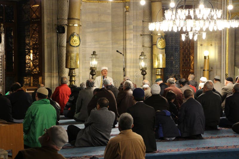 Imam, leggente il Corano in nuova moschea Costantinopoli fotografia stock libera da diritti Imam, leggente il Corano in nuova moschea Costantinopoli fotografia stock libera da diritti