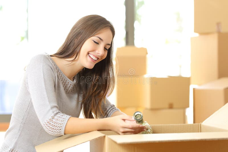 Imballaggio della donna o disimballare casa commovente fotografie stock libere da diritti Imballaggio della donna o disimballare casa commovente fotografie stock libere da diritti