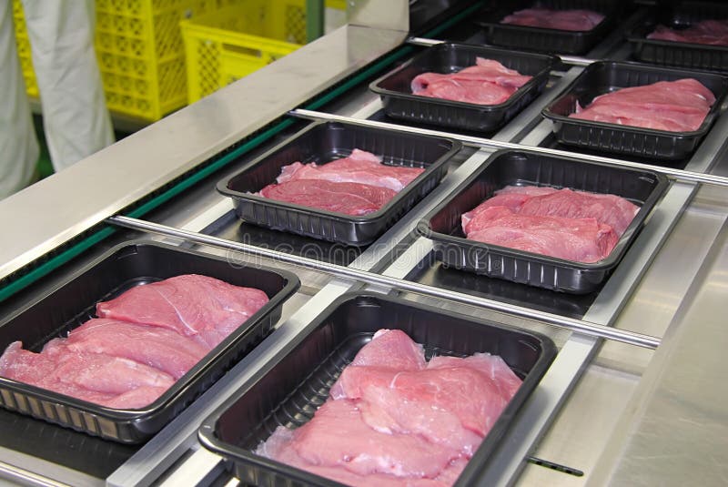 Imballaggio delle fette della carne in scatole