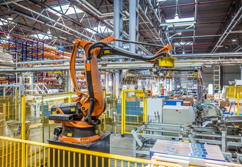 Imballatore del robot industriale nella produzione dell'officina fotografie stock Imballatore del robot industriale nella produzione dell'officina fotografie stock