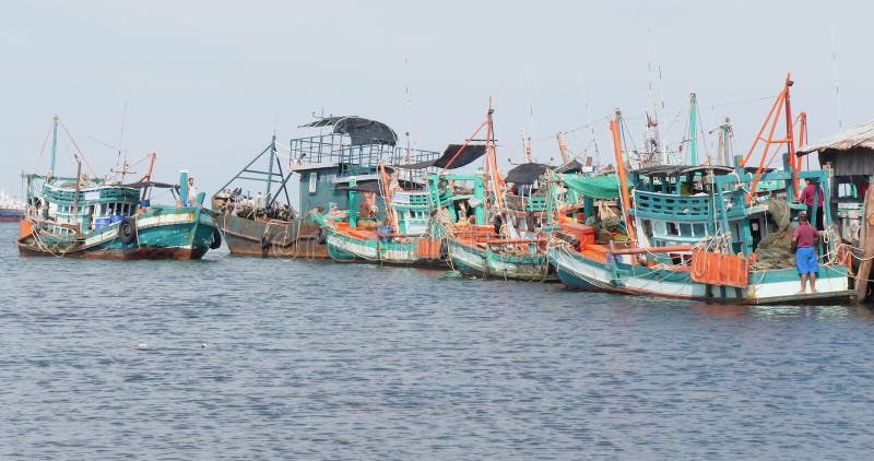 Imbarcazione di pesca in legno colorata carica di pesce arriva in porto video d archivio