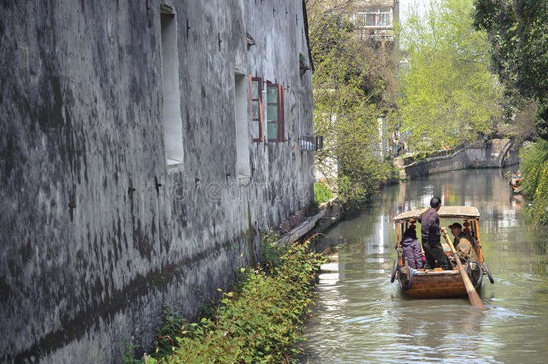 Imbarcazione a remi tradizionale che prende i turisti lungo il canale su Pingjianglu, Suzhou, Cina fotografie stock libere da diritti Imbarcazione a remi tradizionale che prende i turisti lungo il canale su Pingjianglu, Suzhou, Cina fotografie stock libere da diritti