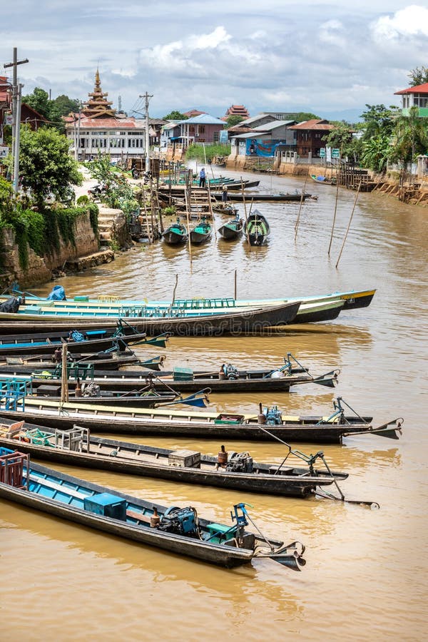 Imbarcazioni da pesca lungo il fiume Canale Inle Myanmar, Birmania immagini stock libere da diritti Imbarcazioni da pesca lungo il fiume Canale Inle Myanmar, Birmania immagini stock libere da diritti