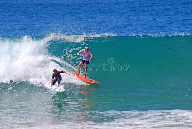 Imbarchi sui surfisti alla spiaggia di Aliso, il Laguna Beach, la California