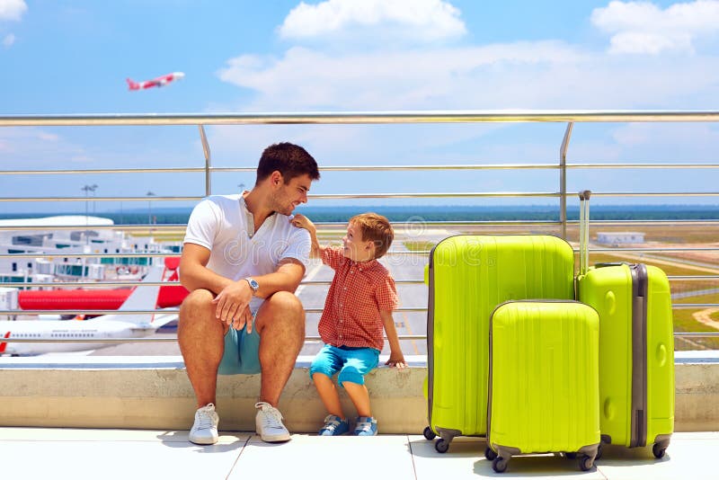 Imbarco aspettante nell'aeroporto internazionale, vacanze estive della famiglia fotografia stock libera da diritti Imbarco aspettante nell'aeroporto internazionale, vacanze estive della famiglia fotografia stock libera da diritti