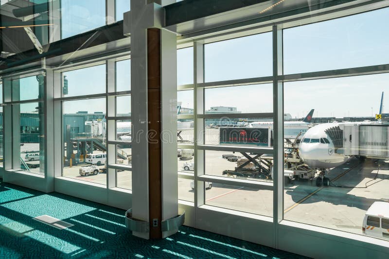 Imbarco dell'aeroplano di Lufthansa a Vancouver, CA fotografie stock Imbarco dell'aeroplano di Lufthansa a Vancouver, CA fotografie stock