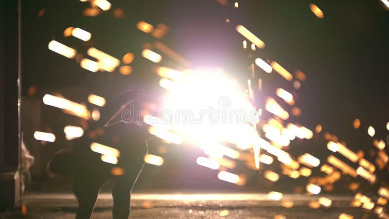 Imbrogli la scossa, le manifestazioni delle perforazioni di mano, notte del giovane in città