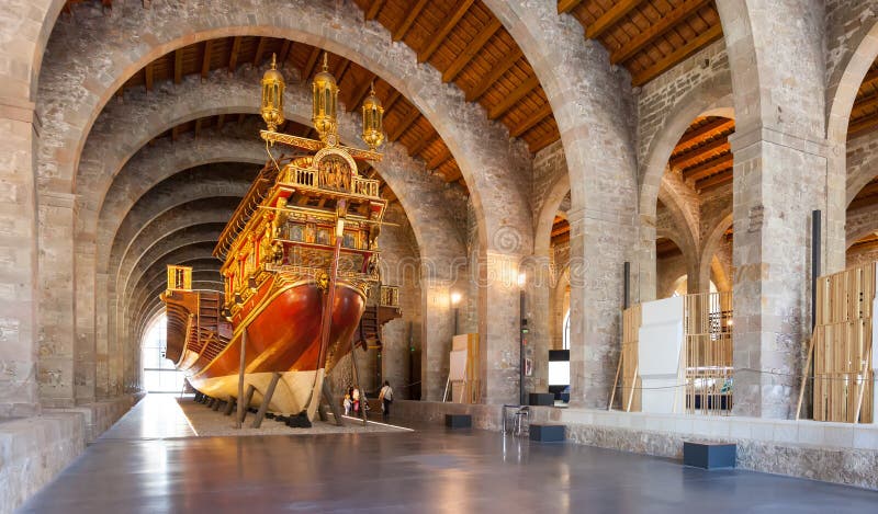 Imitatie van oorlogs middeleeuws schip in Museu Maritim DE Barcelona royalty-vrije stock afbeelding Imitatie van oorlogs middeleeuws schip in Museu Maritim DE Barcelona royalty-vrije stock afbeelding