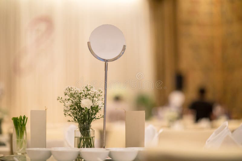 Imite encima de etiqueta el marco en blanco del menú en el restaurante de la barra, soporte para los folletos con la tarjeta de a imagen de archivo Imite encima de etiqueta el marco en blanco del menú en el restaurante de la barra, soporte para los folletos con la tarjeta de a imagen de archivo