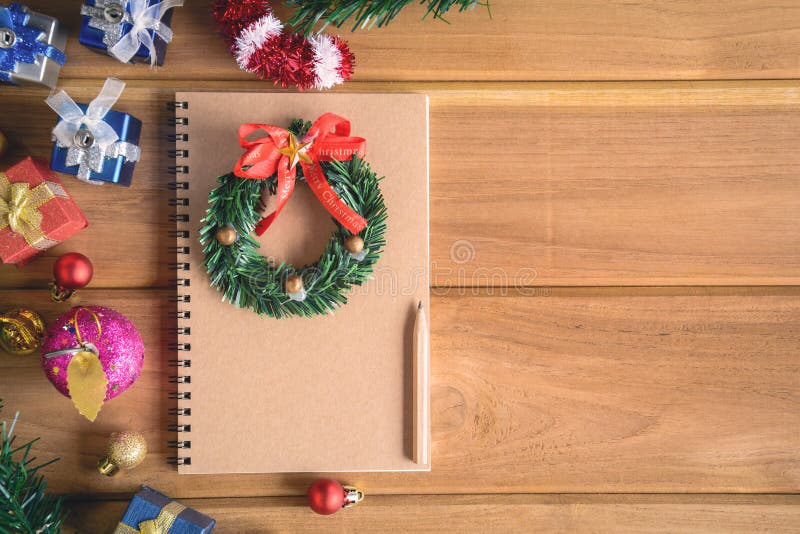 imite encima de los regalos y de los juguetes del libro en los tableros de madera imágenes de archivo libres de regalías imite encima de los regalos y de los juguetes del libro en los tableros de madera imágenes de archivo libres de regalías