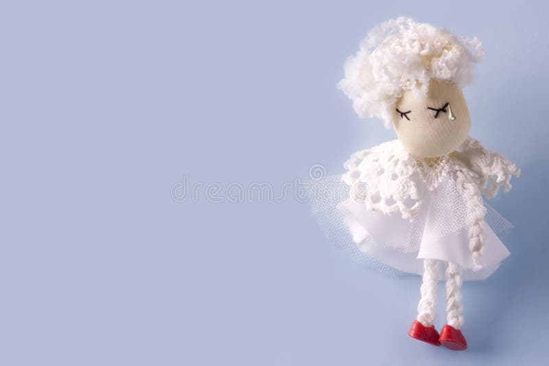 Imite encima de tarjeta de felicitación con el ángel lindo triste hecho a mano en la ropa blanca en fondo azul claro Copie el esp foto de archivo Imite encima de tarjeta de felicitación con el ángel lindo triste hecho a mano en la ropa blanca en fondo azul claro Copie el esp foto de archivo