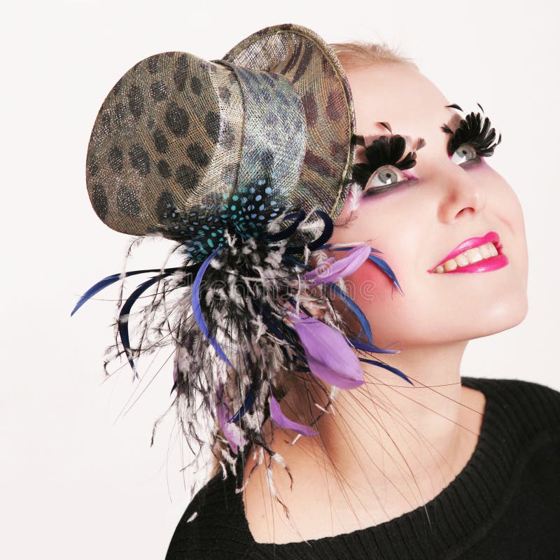 Immagine 1 di carnevale. Bella ragazza con trucco creativo in cappello con piuma