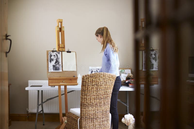 Immagine adolescente femminile di Preparing To Draw dell'artista del cane dalla fotografia immagine stock libera da diritti Immagine adolescente femminile di Preparing To Draw dell'artista del cane dalla fotografia immagine stock libera da diritti