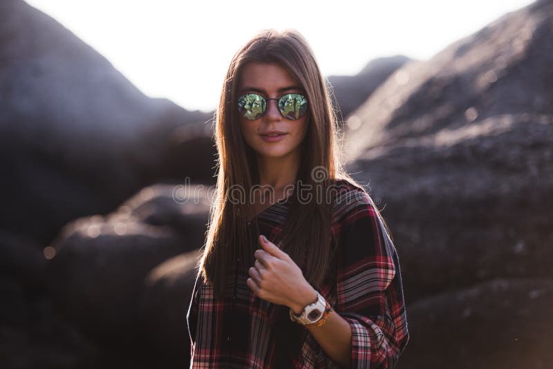 Immagine all'aperto di modo della giovane signora alla moda, alla moda Ritratto della ragazza sbalorditiva dei pantaloni a vita b fotografia stock Immagine all'aperto di modo della giovane signora alla moda, alla moda Ritratto della ragazza sbalorditiva dei pantaloni a vita b fotografia stock