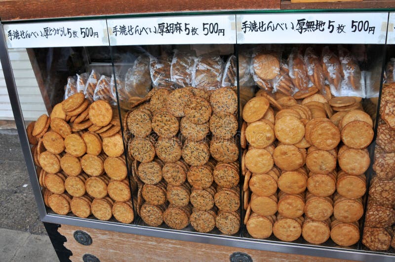 Immagine alta vicina dei biscotti giapponesi tipici del riso fotografia stock Immagine alta vicina dei biscotti giapponesi tipici del riso fotografia stock