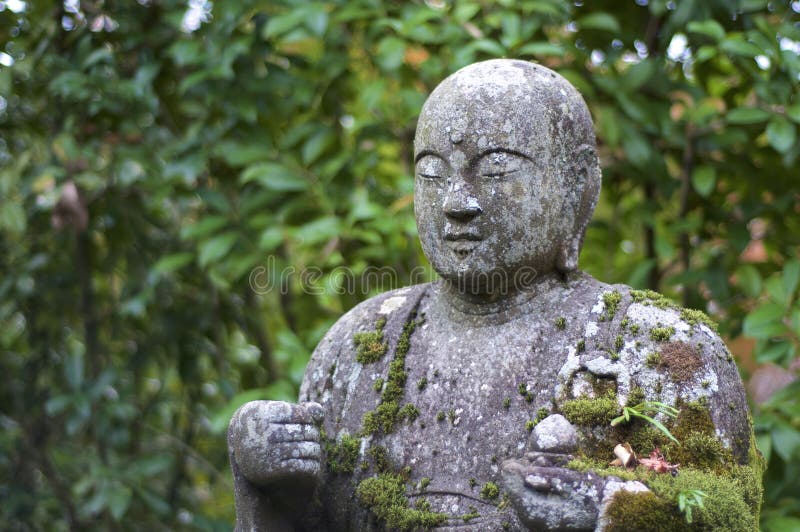 Immagine alta vicina di bella statua di Buddha nel tempio di Eikando a Kyoto fotografia stock libera da diritti Immagine alta vicina di bella statua di Buddha nel tempio di Eikando a Kyoto fotografia stock libera da diritti