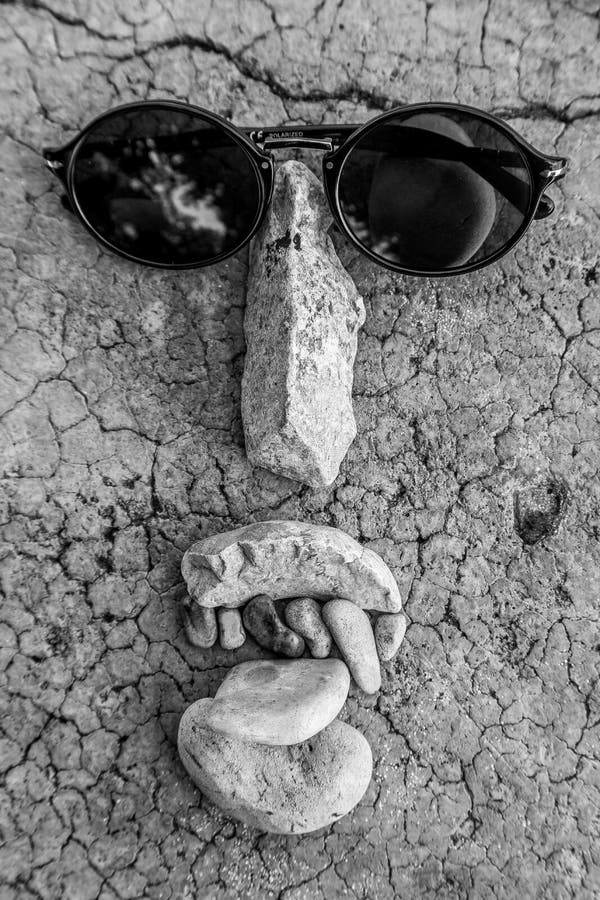 Immagine in bianco e nero del volto di pietre da spiaggia fotografia stock libera da diritti